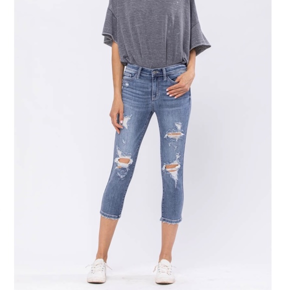 JUDY BLUE PLUS SIZE MID-RISE DESTROYED CAPRI - Picture 1 of 5